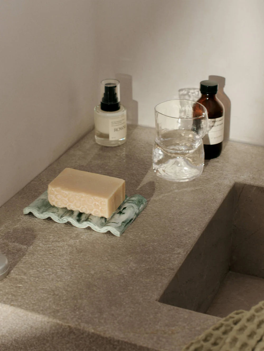 MIST SOAP DISH - EMERALD OFF - WHITE