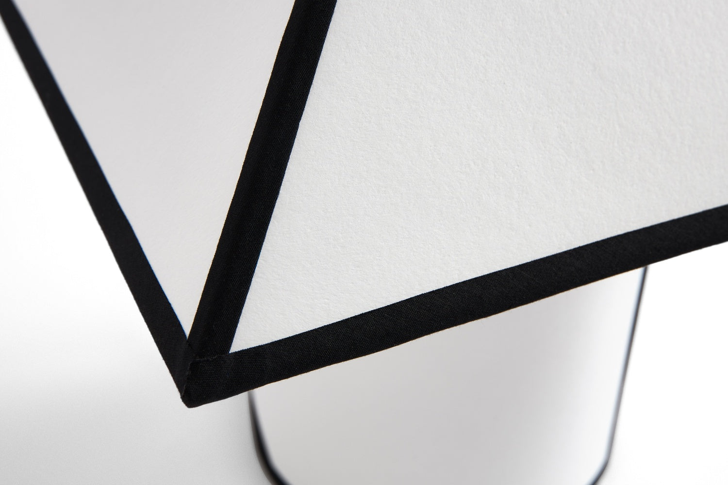 Ava pyramid table lamp - 290 - white